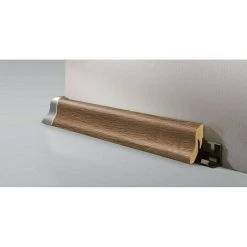 Rabatt 👏 BAUHAUS LOGOCLIC Sockelleiste K40 Hickory Marsala 2,6 M X 22 Mm X 40 Mm, Geschwungen ⌛